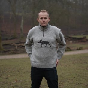 Lys gr norsk uldtrje med koks gr elg motiv til mnd 