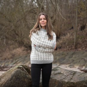 Flot strikket uld sweater i 3GG twistgarn