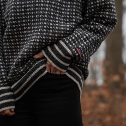 Klassisk strik i 100% ren uld med traditionelt mnster til kvinder