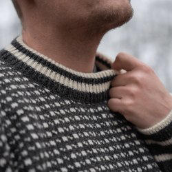 Frsk strik af 100% ren uld i traditionelt mnster til mnd