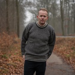 Frsk strik af 100% ren uld i traditionelt mnster til mnd