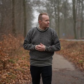 Frsk strik af 100% ren uld i traditionelt mnster til mnd