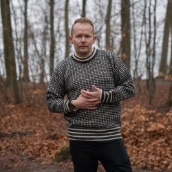 Frsk strik af 100% ren uld i traditionelt mnster til mnd