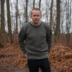 Frsk strik af 100% ren uld i traditionelt mnster til mnd