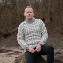 Flot uld sweater strikket i 3GG twistgarn to mnd