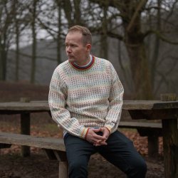 Kamgarns sweater med multifarvet mnster til mnd
