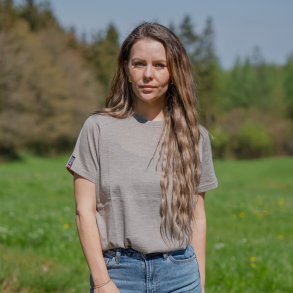 Flot t-shirt i 100% fin kologisk merinould til kvinder