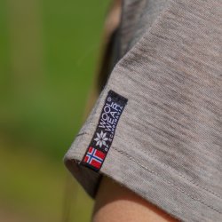 Flot t-shirt i 100% fin kologisk merinould til kvinder