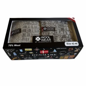 Flot gaveske i sort med 2 par lkre varme uldsokker