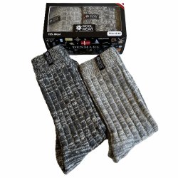 Flot gaveske i sort med 2 par lkre varme uldsokker