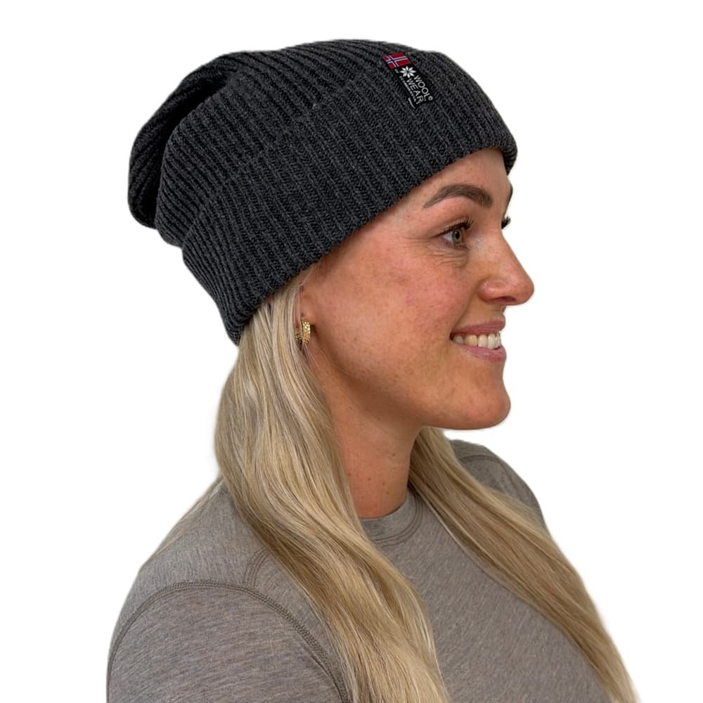 Lang beanie i 100% superfine merinould, koks