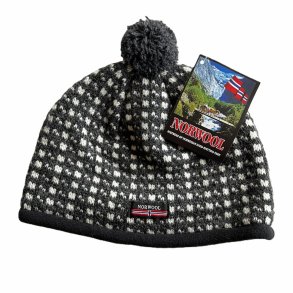  Strikket hue i 100% ren ny uld med kvast. 