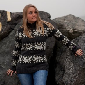 Faconsyet islandsk striktrje af 100% ren uld 