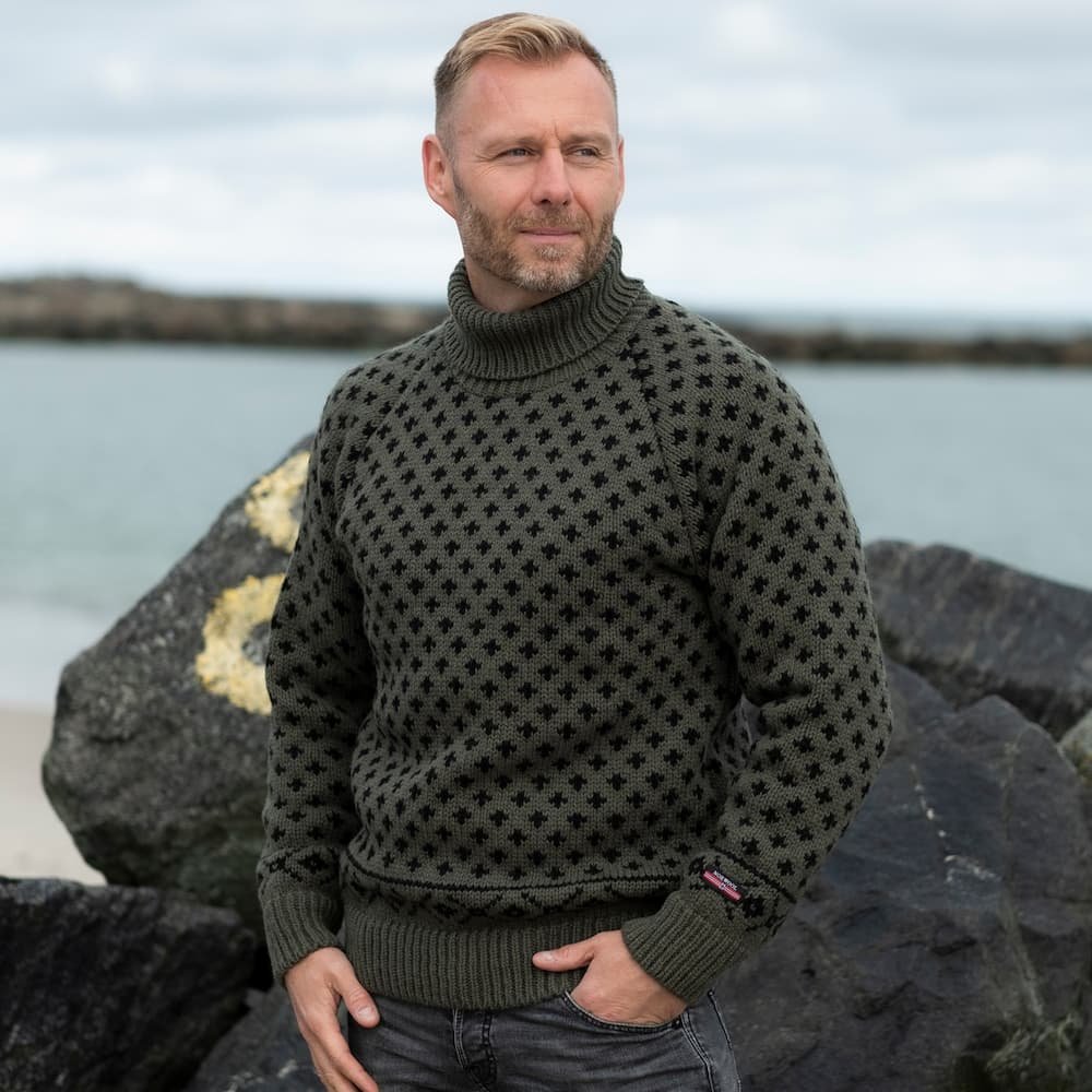 Islandsk uldtrje i flot farve med rullekrave