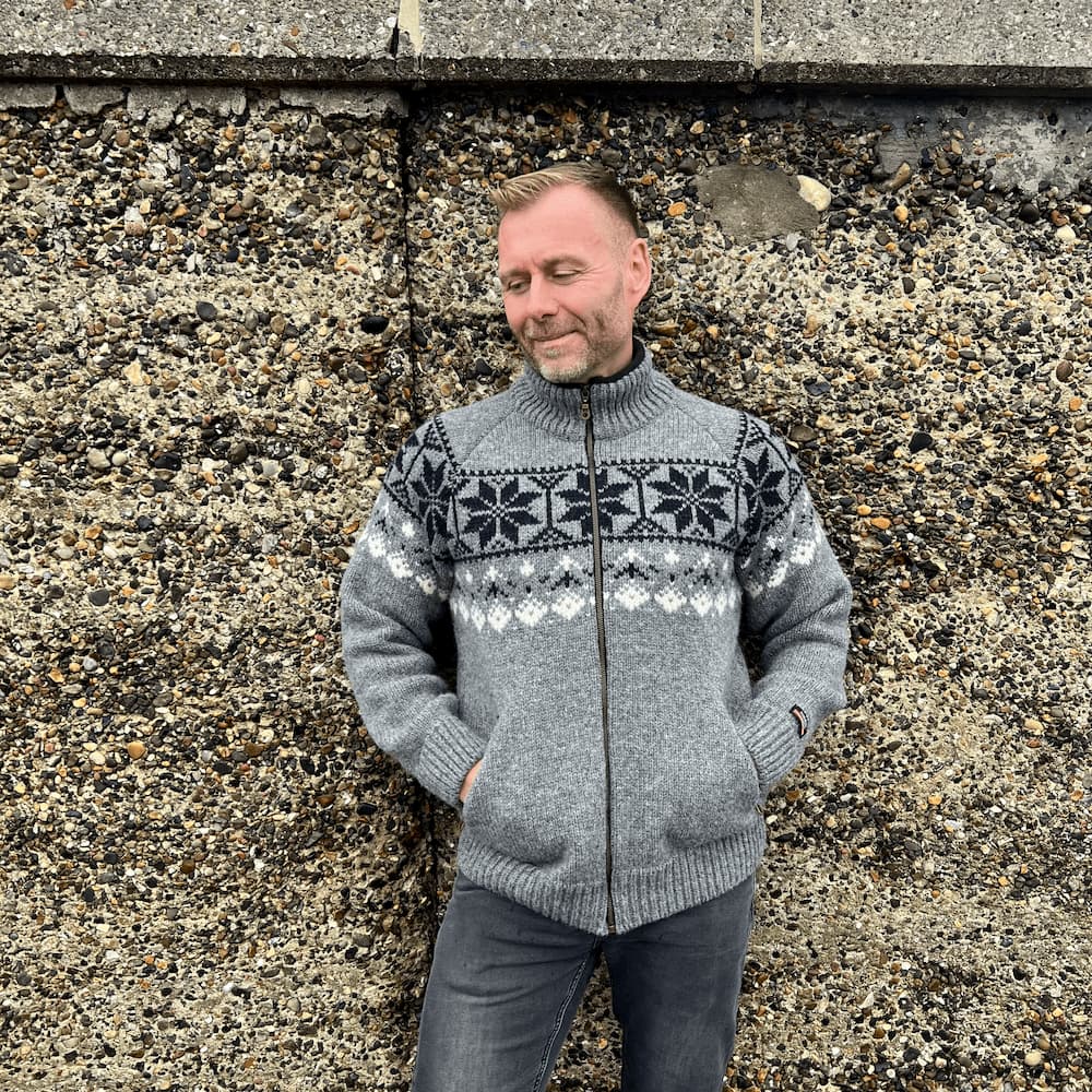 Kraftig Cardigan Af 100 Ren Uld I Flot Design Med Sidelommer Xs