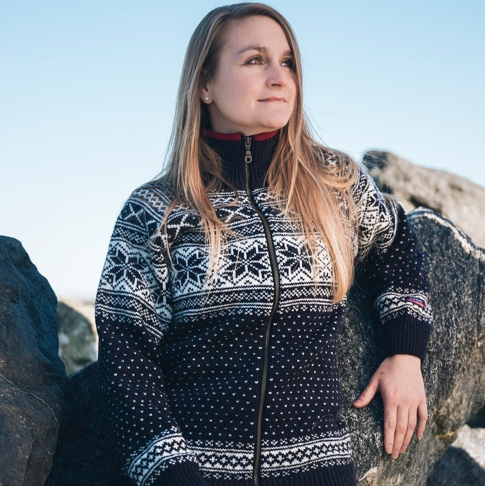 Norsk strik cardigan af 100% ren uld i flot design 