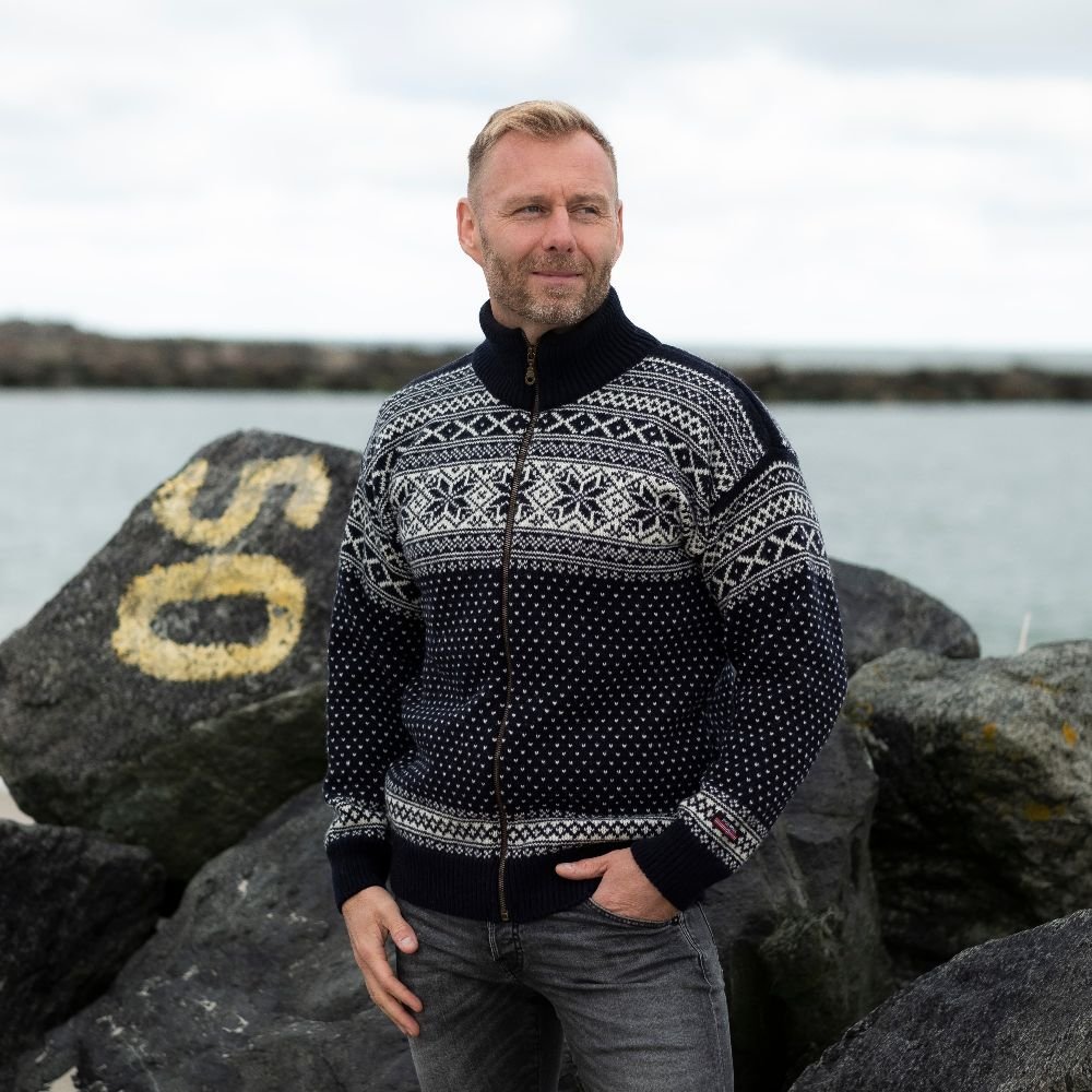 Varm Norsk strik cardigan i ren uld, strikket i traditionel norsk design 