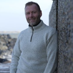 Flot Norsk sweater i rhvid/lysegr tvistgarn 