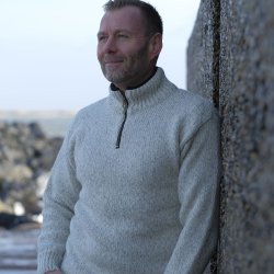 Flot Norsk sweater i rhvid/lysegr tvistgarn 