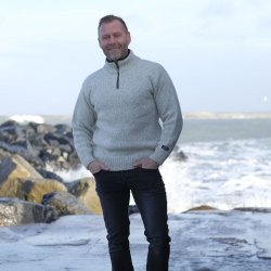 Flot Norsk sweater i rhvid/lysegr tvistgarn 
