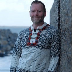 Klassisk norsk strik i kamgarnsuld med tinhgter