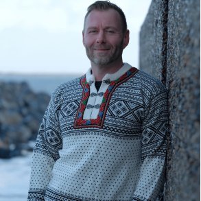 Klassisk norsk strik i kamgarnsuld med tinhgter