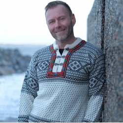 Klassisk norsk strik i kamgarnsuld med tinhgter