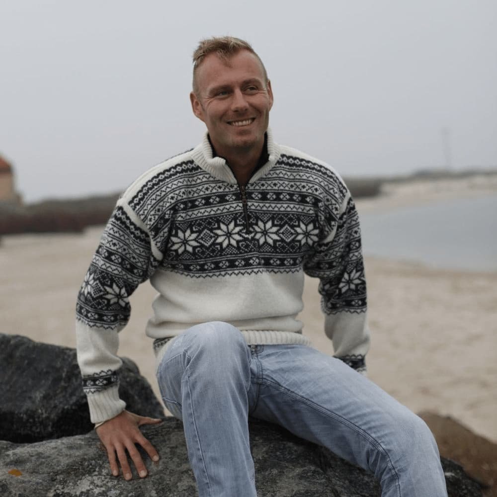 Klassisk norsk uldsweater i 100% ren ny uld med lynls i halsen