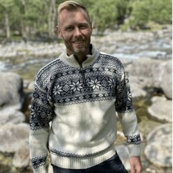 Klassisk norsk uldsweater i 100% ren ny uld med lynls i halsen
