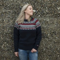 Norsk sweater i traditionelt mnster af 100% ren ny uld til kvinder