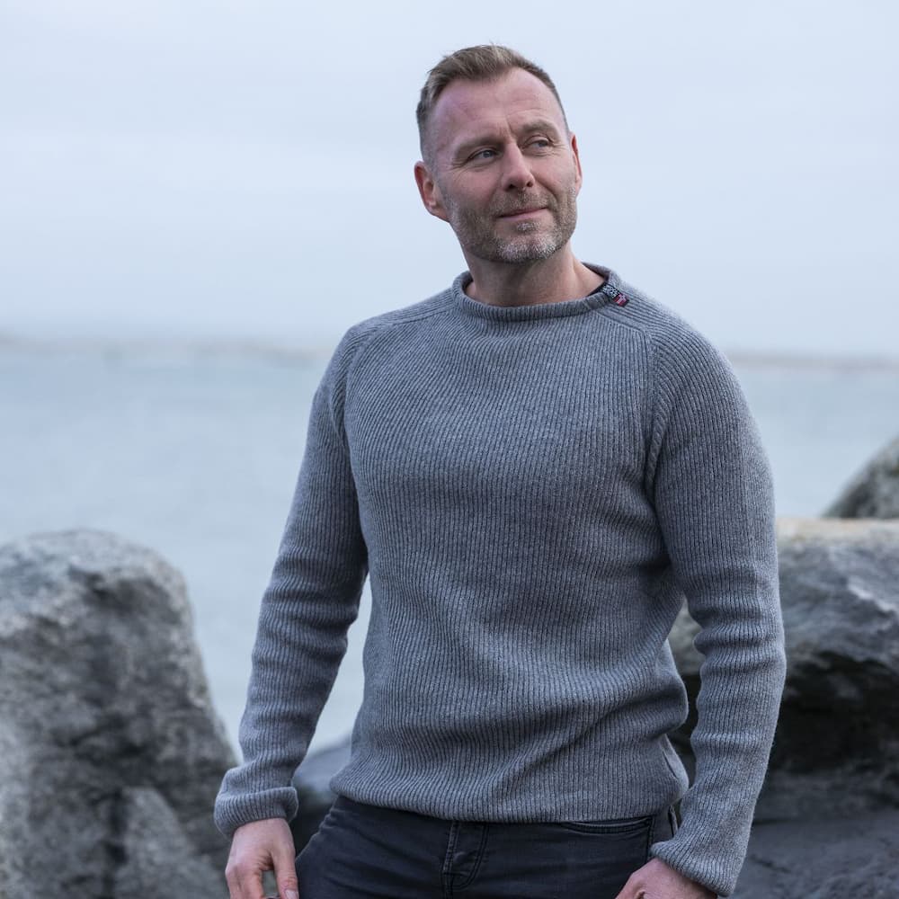Flot grå JURMO striktrøje i 100% uld til mænd - Fra WOOLWEAR of Scandinavia XS