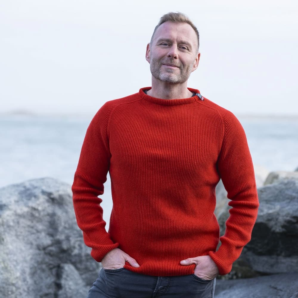 Flot rød JURMO striktrøje i 100% uld til manden - Fra WOOLWEAR of Scandinavia XS