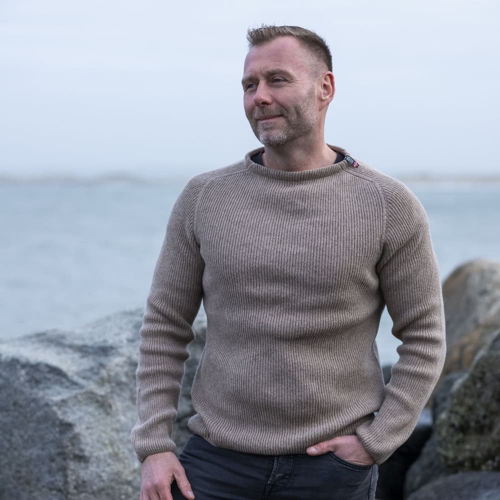 Klassisk beige - JURMO striktrøje i 100% uld til mænd - Fra WOOLWEAR of Scandinavia XS