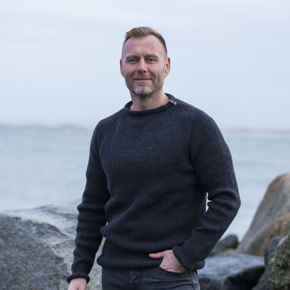 Klassisk koksgrå JURMO striktrøje i 100% uld til mænd - Fra WOOLWEAR of Scandinavia XS