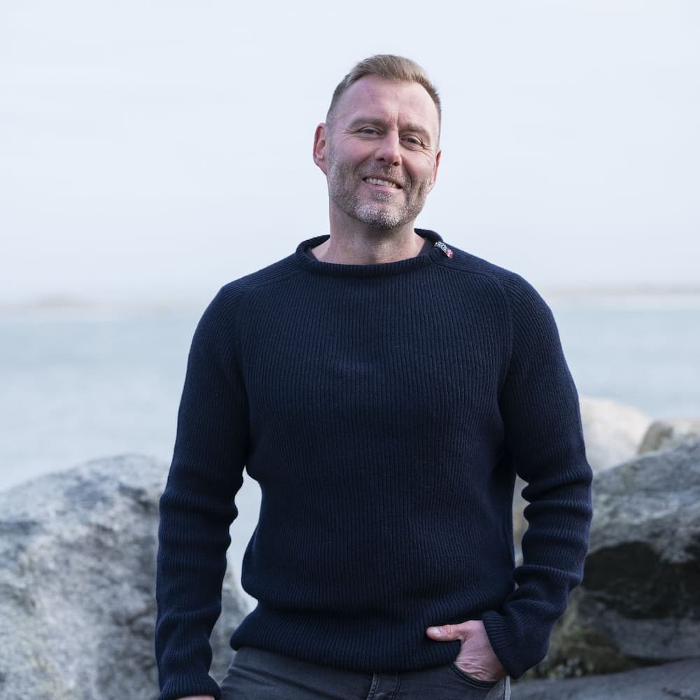 Navy blå JURMO striktrøje i 100% uld til manden - Fra WOOLWEAR of Scandinavia XS
