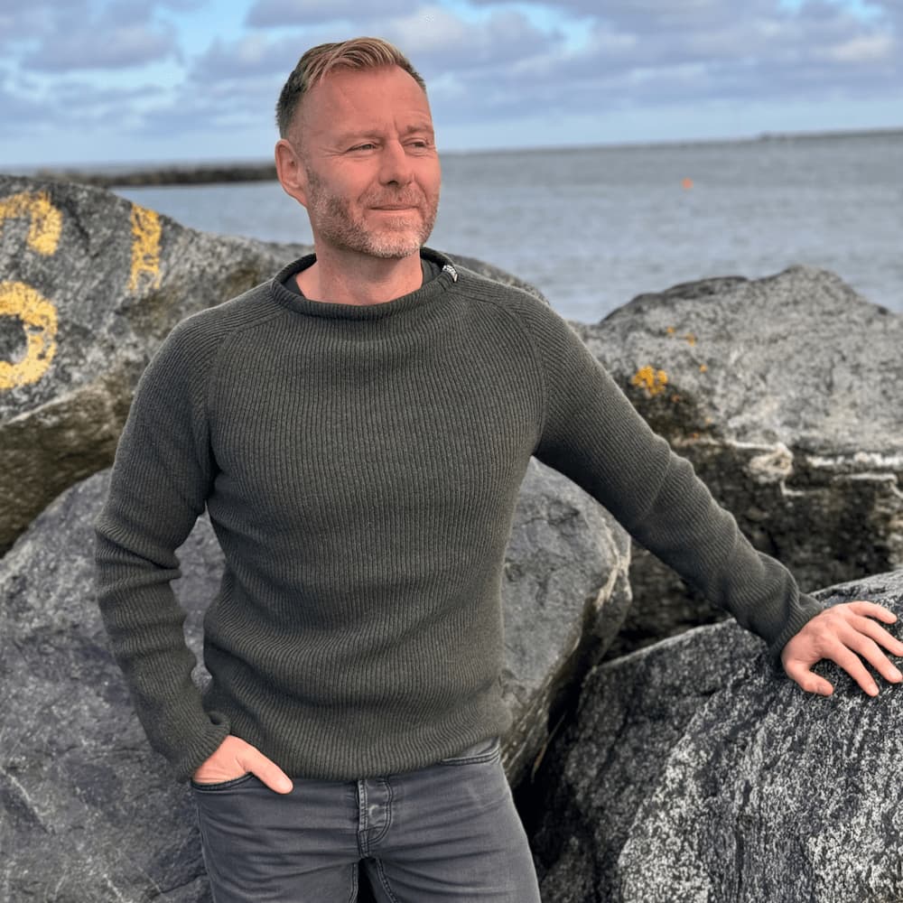 Pine-green JURMO striktrøje i 100% uld til manden - Fra WOOLWEAR of Scandinavia XS