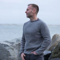 Flot gr JURMO striktrje i 100% uld til mnd - Fra WOOLWEAR of Scandinavia