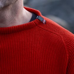 Flot rd JURMO striktrje i 100% uld til manden - Fra WOOLWEAR of Scandinavia