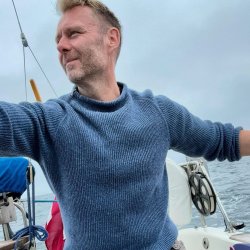 Flot indigo bl JURMO striktrje i 100% uld - Fra WOOLWEAR of Scandinavia