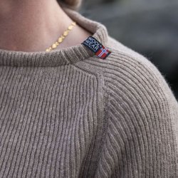 Klassisk beige - JURMO striktrje i 100 % uld til kvinder - Fra WOOLWEAR of Scandinavia