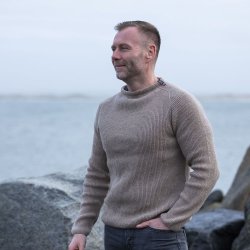 Klassisk beige - JURMO striktrje i 100% uld til mnd - Fra WOOLWEAR of Scandinavia