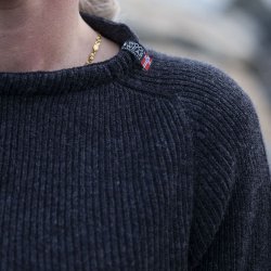 Klassisk koksgr JURMO striktrje i 100% uld til kvinder - Fra WOOLWEAR of Scandinavia