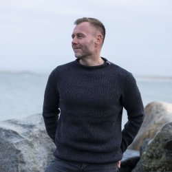 Klassisk koksgr JURMO striktrje i 100% uld til mnd - Fra WOOLWEAR of Scandinavia