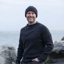 Klassisk koksgr JURMO striktrje i 100% uld til mnd - Fra WOOLWEAR of Scandinavia