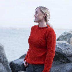 Lkker rd JURMO striktrje i 100% uld til kvinder - Fra WOOLWEAR of Scandinavia