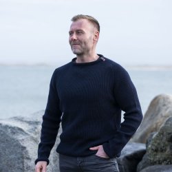 Navy bl JURMO striktrje i 100% uld til manden - Fra WOOLWEAR of Scandinavia