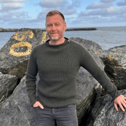 Pine-green JURMO striktrje i 100% uld til manden - Fra WOOLWEAR of Scandinavia