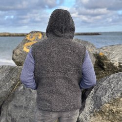 Smart vest med htte i 100% merinould.