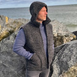 Smart vest med htte i 100% merinould.