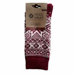 Gestrickte Socken mit klassischem Schneeflockenmuster